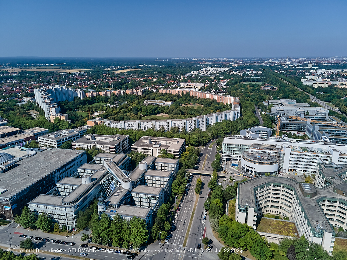 22.07.2022 - ehemaliges Alliant-Versicherungsgebäude und Wohnring in Neuperlach